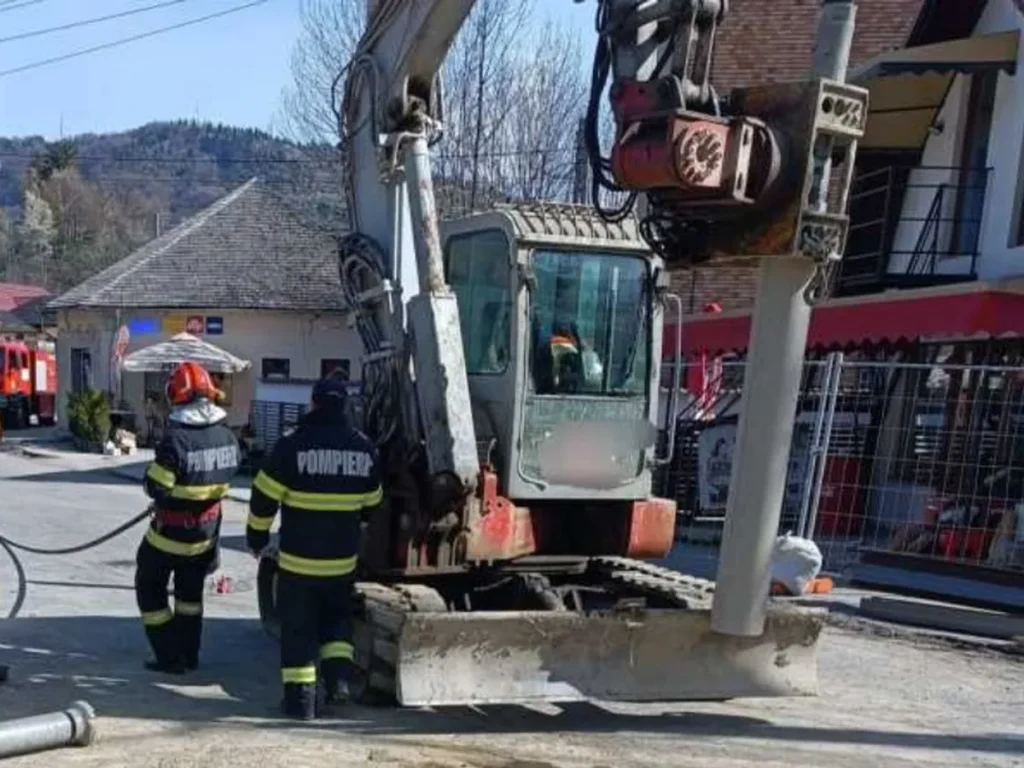 100 de persoane au fost evacuate după ce un utilaj a perforat o conductă magistrală de gaz