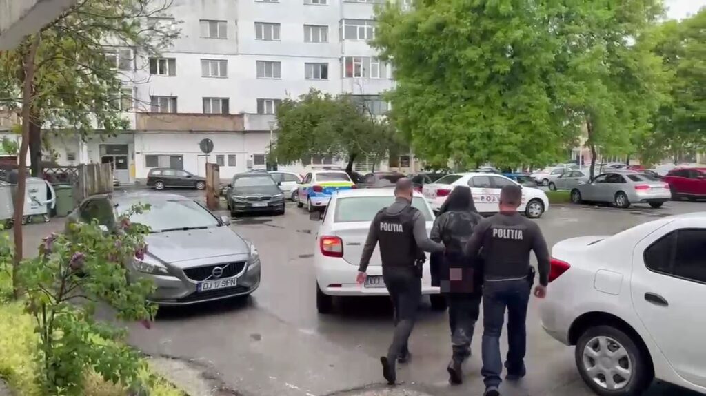 Bărbat reținut pentru că a înțepat anvelopele unei mașini, pe o stradă din Craiova