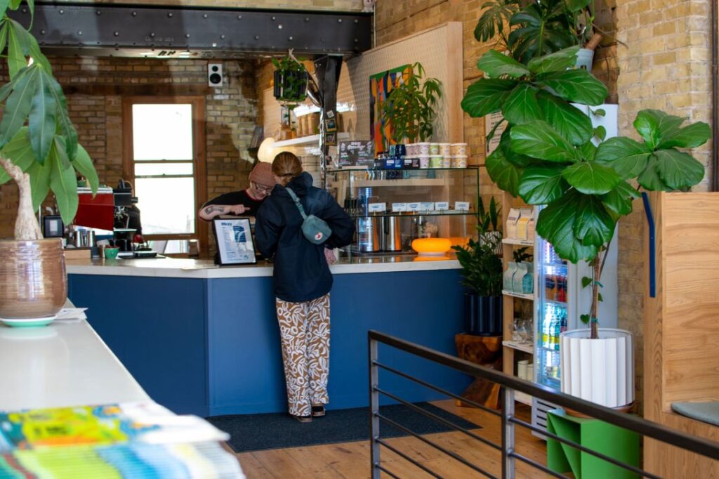 Un membru al personalului servește un client la Little Joy Coffee din Northfield, Minnesota(Foto: Cody Larson)