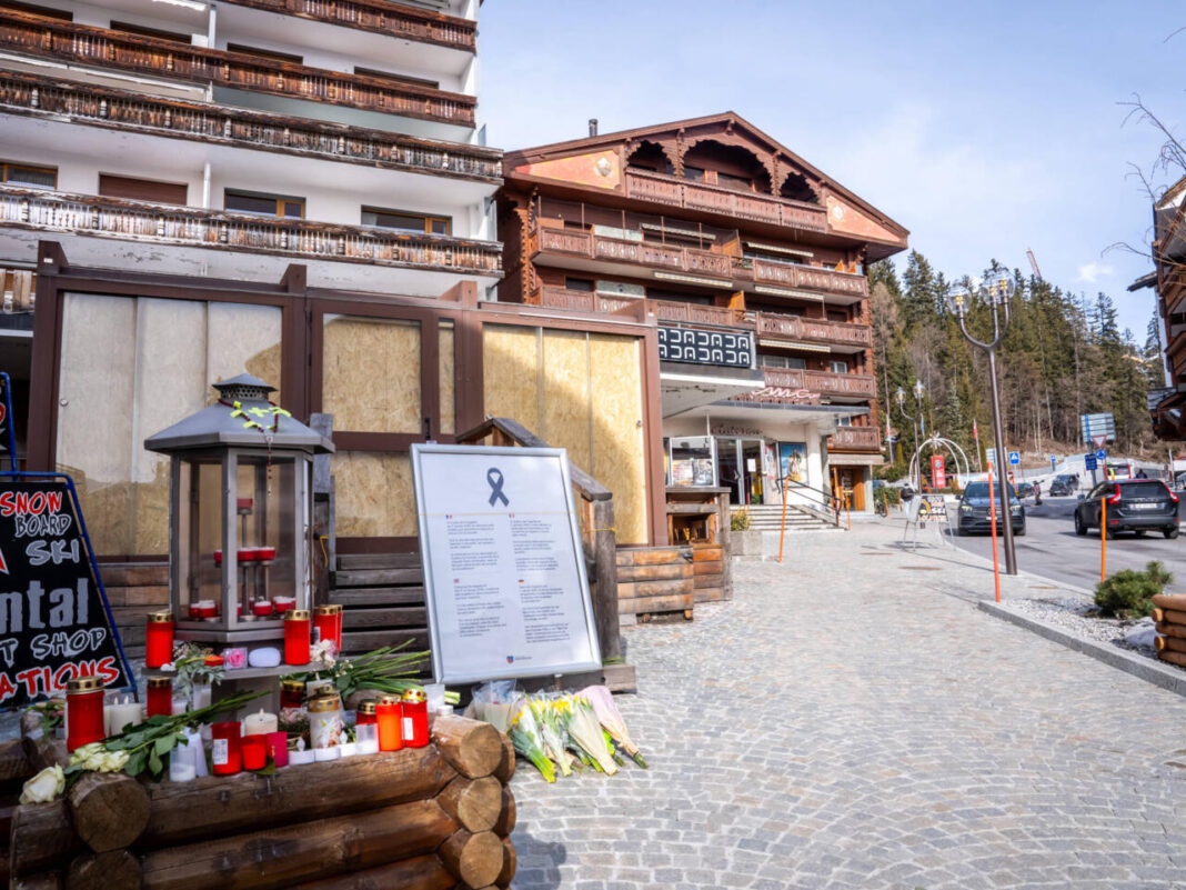 Lumânări și flori lăsate de barul Le Constellation din Crans-Montana