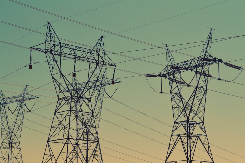 Guvernul anunţă că au fost emise avize de racordare pentru 80.000 MW în energie, de aproape zece ori consumul actual al României
