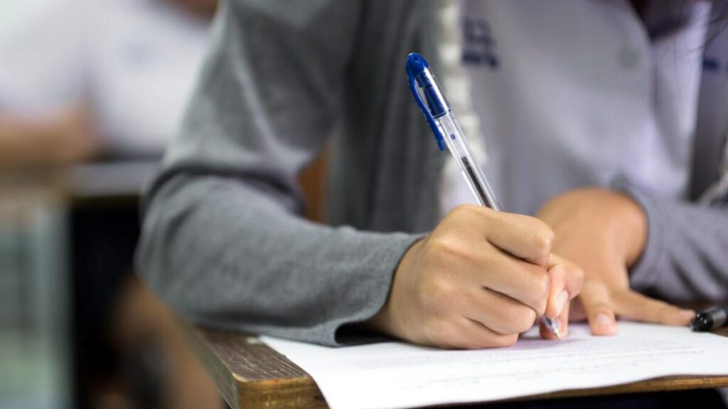Simularea Evaluării Naţionale: O treime din lucrările la Limba şi literatura română şi la Matematică, note sub 5