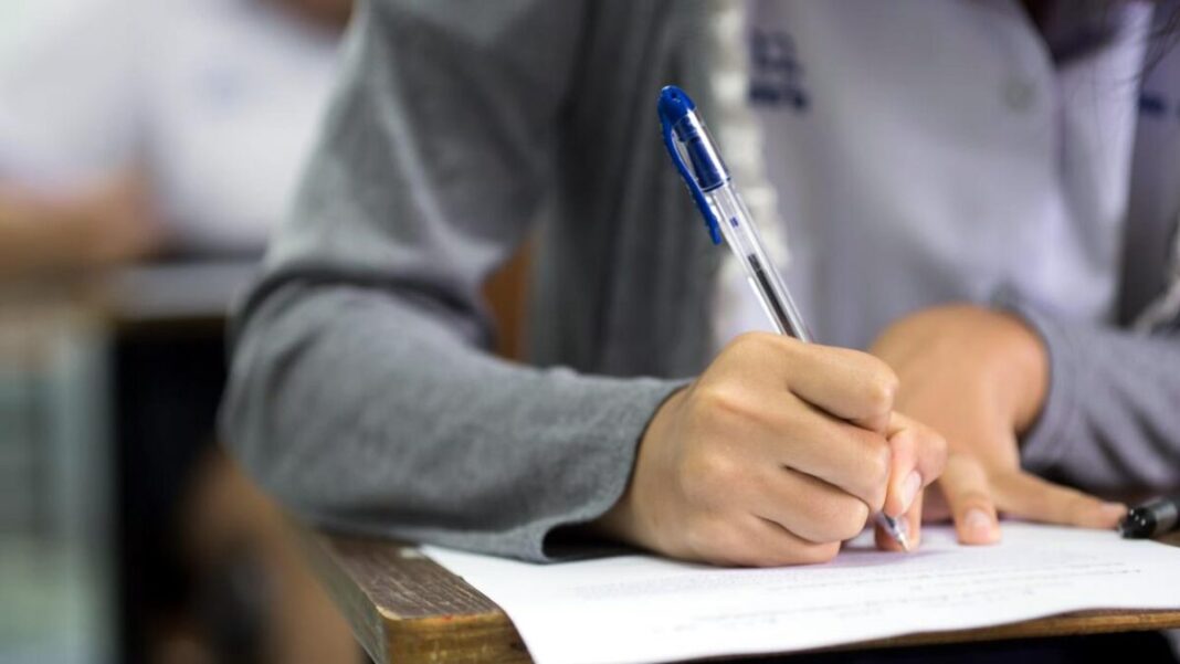 Simularea Evaluării Naţionale: O treime din lucrările la Limba şi literatura română şi la Matematică, note sub 5