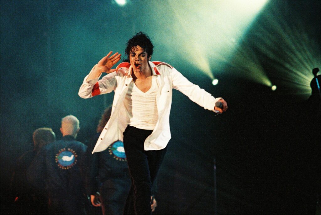 Jackson cântând pe stadionul Wembley din Londra în 1992, cu un an înainte de prima acuzație majoră împotriva sa. Jackson și-a susținut nevinovăția
(Pete Still/Redferns/Getty Images)