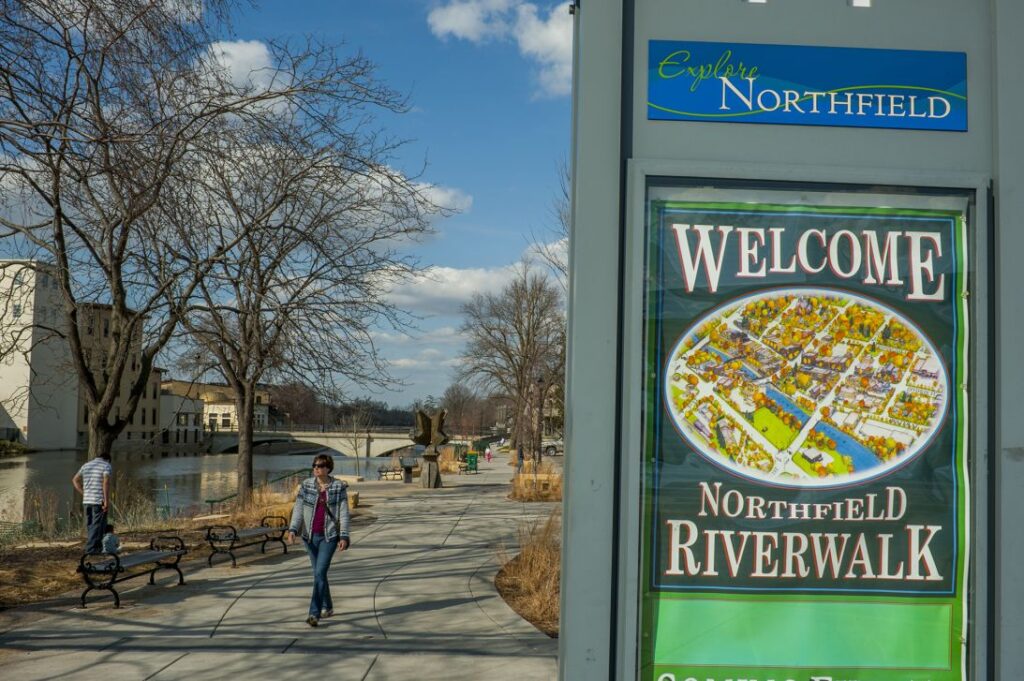 Oameni pe Riverwalk de-a lungul râului Cannon în orașul Northfield din Minnesota, în aprilie 2011 (FOTO:
Wolfgang Kaehler/LightRocket/Getty Images)