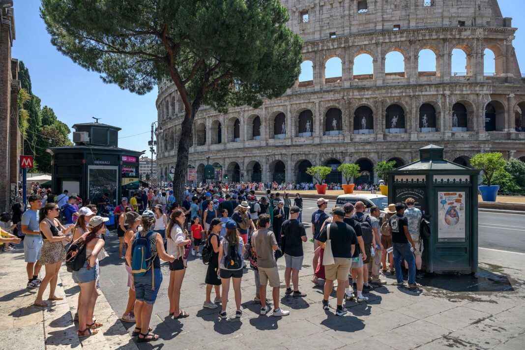 Turiștii stau la coadă pentru apă lângă Colosseumul din Roma, vara trecută (Antonio Masiello/Getty Images)
