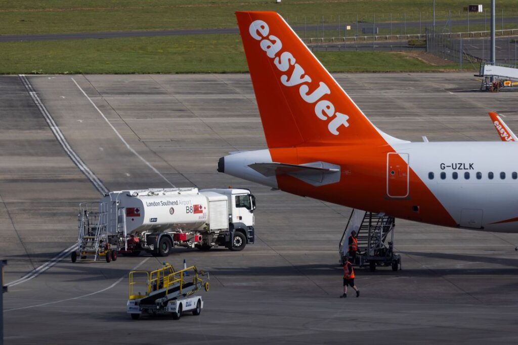 O cisternă cu combustibil pe aeroportul Southend din Londra, Regatul Unit, pe 23 aprilie. La începutul acestei luni, șeful Agenției Internaționale pentru Energie, Fatih Birol, a declarat că Europa mai are „poate șase săptămâni” de combustibil pentru avioane (Chris Ratcliffe/Bloomberg/Getty Images)
