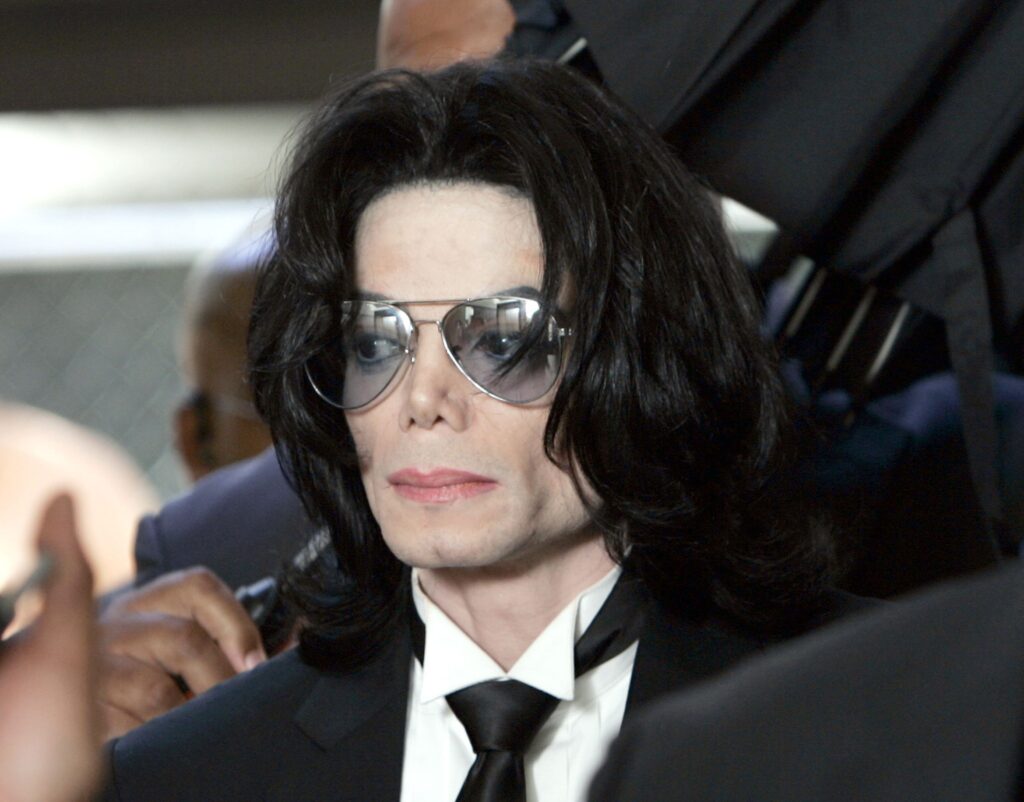 Michael Jackson la Curtea Superioară a comitatului Santa Barbara în iunie 2005, când a fost găsit nevinovat de 10 capete de acuzare, inclusiv molestare
(Kevork Djansezian/Pool/Getty Images)