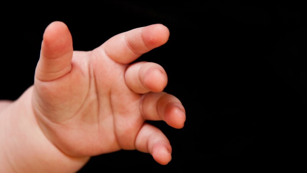 Bebelușul de câteva zile al unui român, găsit printre droguri și gunoi la Roma