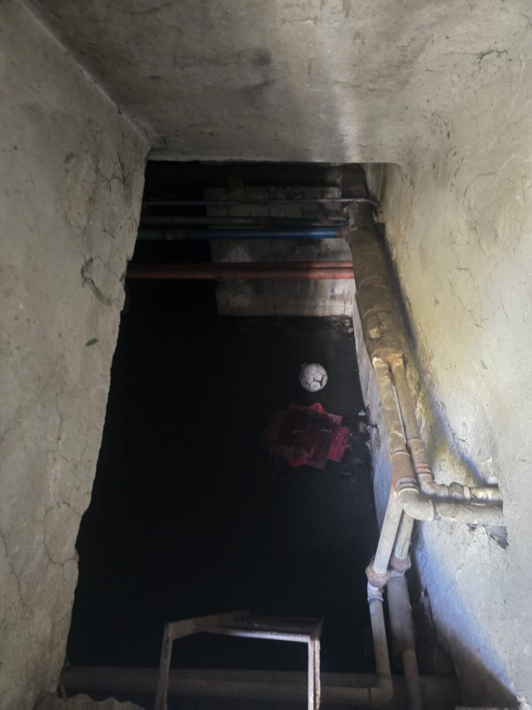 Bloc din Craiova, „înecat” în dejecții de peste un deceniu. Locatarii trăiesc un coșmar