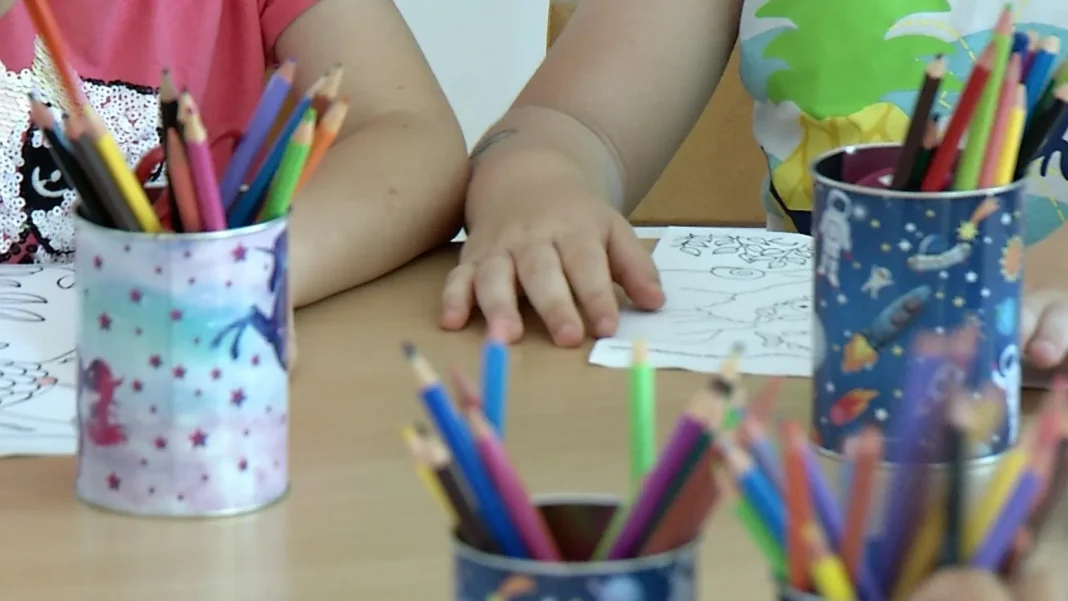 O educatoare din Craiova este cercetată pentru purtare abuzivă
