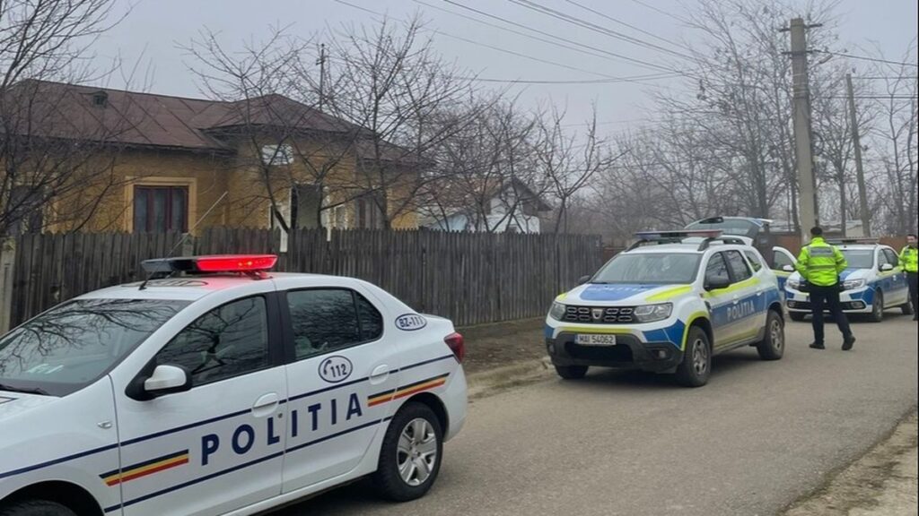 Un bărbat a atacat două femei, apoi a vandalizat sediul primăriei din comună și mașina poliției