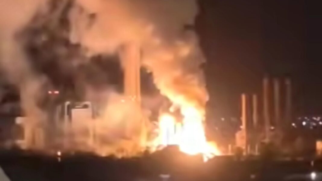Incendiul izbucnit luni seară la CET Vest. Pompierii intervin în continuare