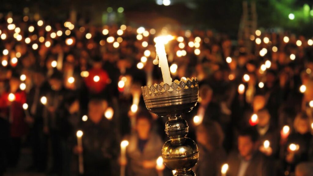 Sfânta Lumină, adusă sâmbătă seara de la Ierusalim