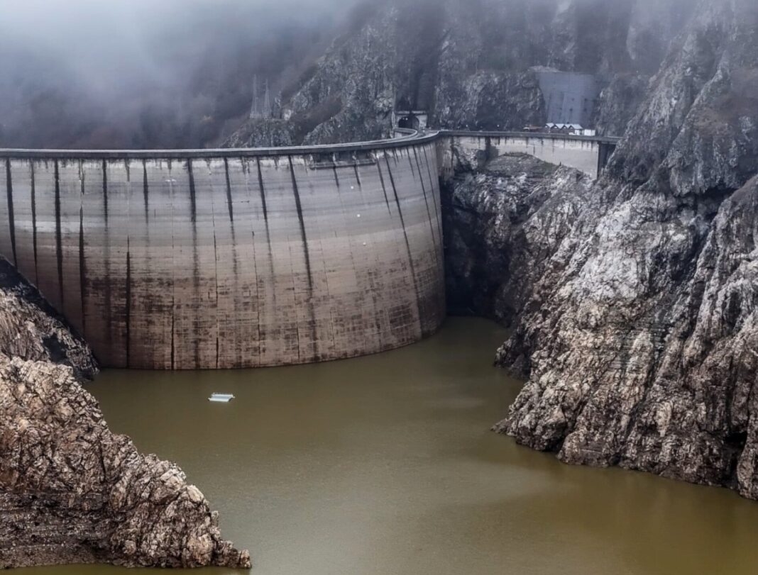 Hidroelectrica a demarat procesul de umplere controlată a acumulării Vidraru