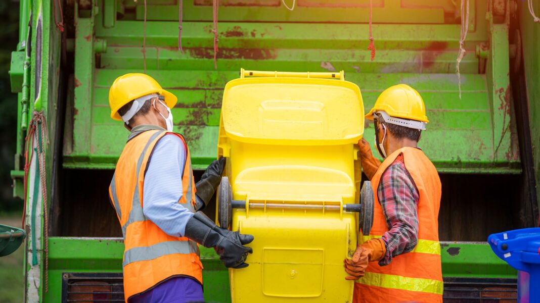 Ce a păţit un român care a adormit într-un container de gunoi în Salonic