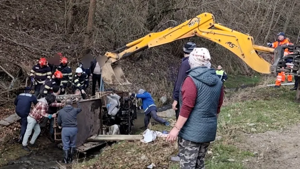 Bărbat prins sub un autoturism răsturnat în albia unui pârâu, salvat de pompieri