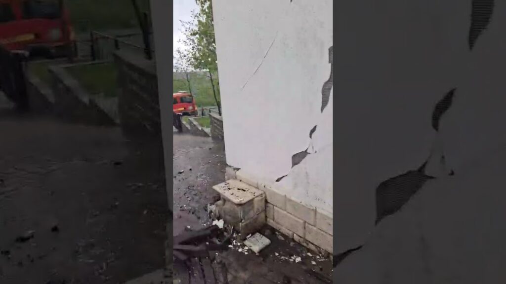 (VIDEO) Clopotnița unei biserici din Lădești a luat foc