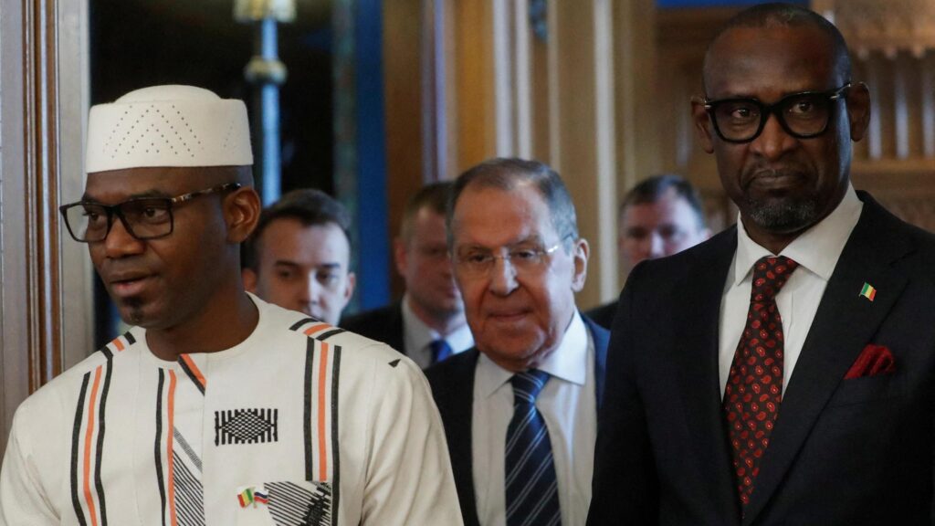 Șoc în Mali: Ministrul Apărării a fost ucis într-un atentat cu camion-capcană. Țara, sub asediul rebelilor
