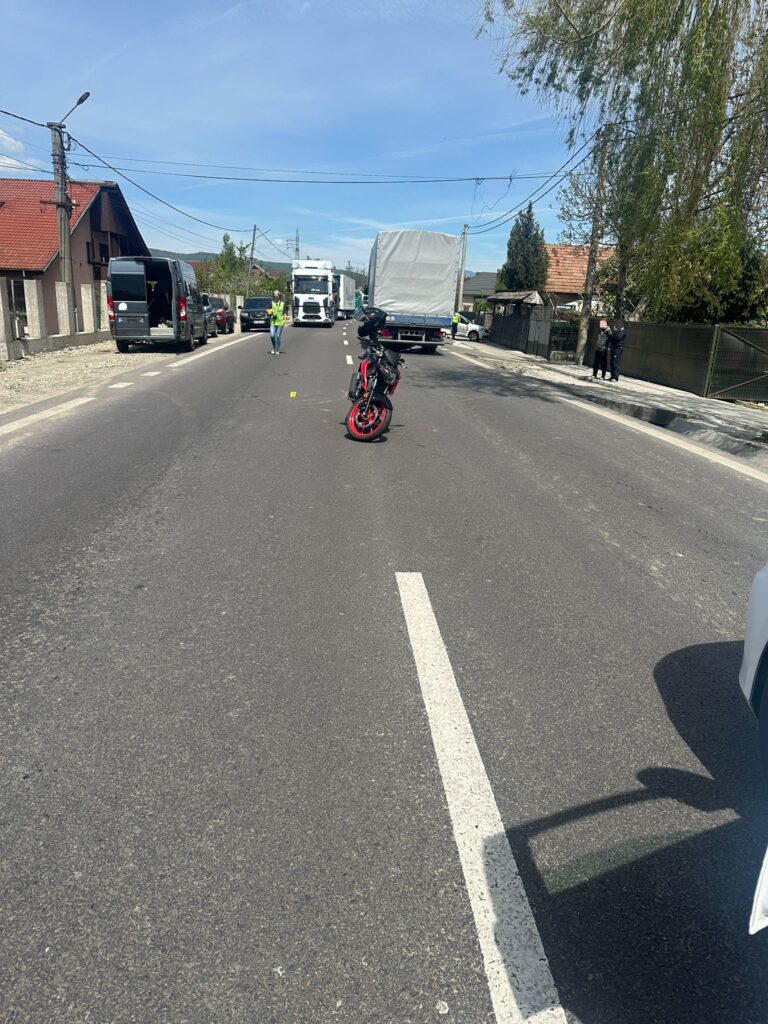 Accident pe DN7, în Râmnicu Vâlcea. O motociclistă de 17 ani a ajuns la spital