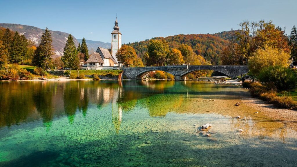 Lacul Bohinj din Slovenia oferă peisaje alpine și acces facil la Ljunljana