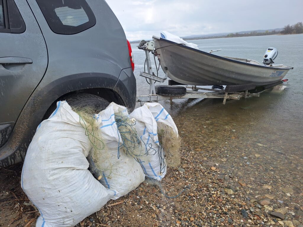 Vâlcea: Polițiștii au confiscat 117 kg pește de la braconieri