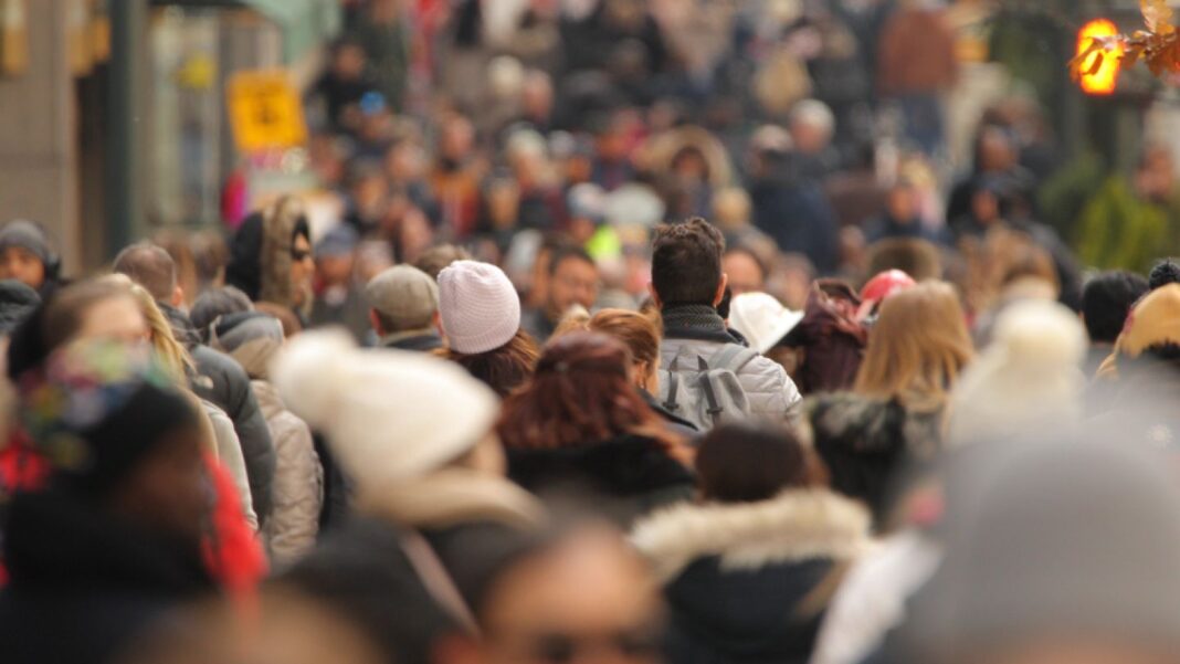 Sondaj: Aproape 40% dintre români consideră că sistemul politic trebuie înlocuit complet