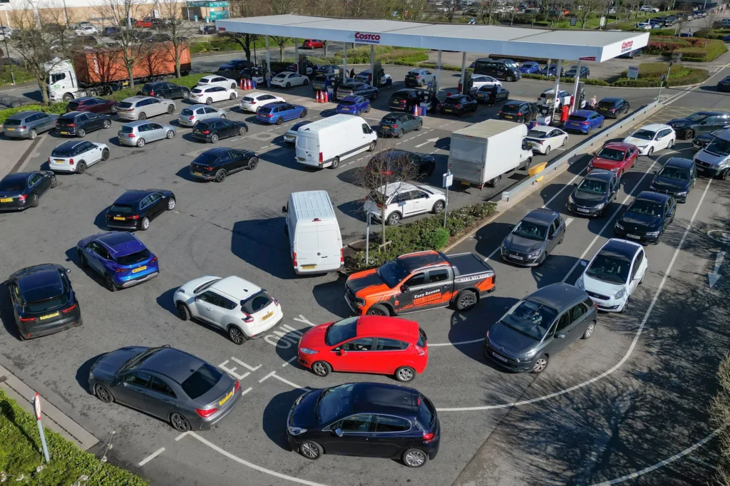 Analiză Hotnews: Cât de mult au crescut prețurile la carburanți în România față de celelalte state europene