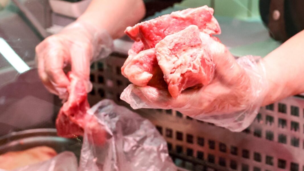 ANSVSA continuă controalele înaintea Paștelui: amenzi de peste 2,15 milioane de lei și 1,8 tone de produse retrase