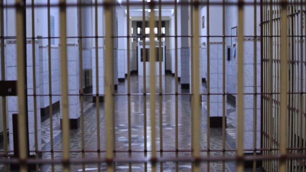 Un deținut care tocmai își ispășise pedeapsa a fost arestat la poarta penitenciarului și va ajunge iar în închisoare, dar în altă țară