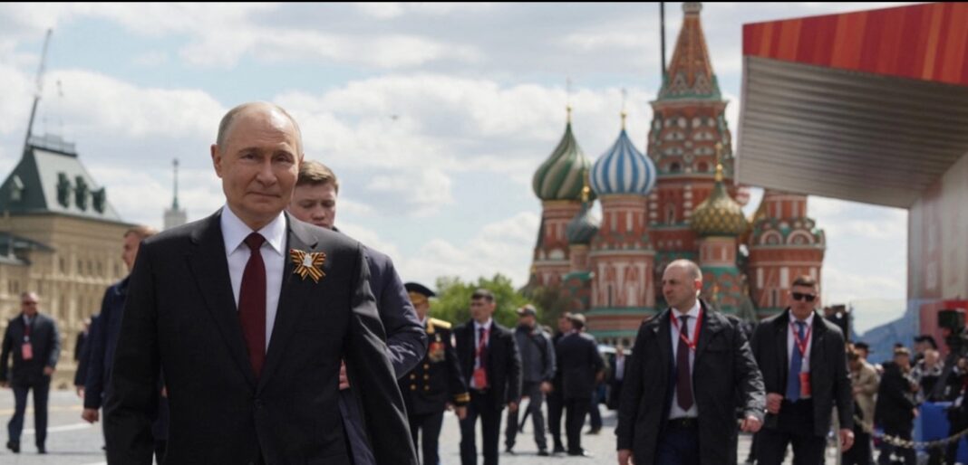 În această fotografie distribuită de agenția de stat rusă Sputnik, președintele Rusiei, Vladimir Putin, părăsește Piața Roșie după parada militară de Ziua Victoriei din centrul Moscovei, pe 9 mai 2025 (Fotografie de Gavriil Grigorov / POOL / AFP)