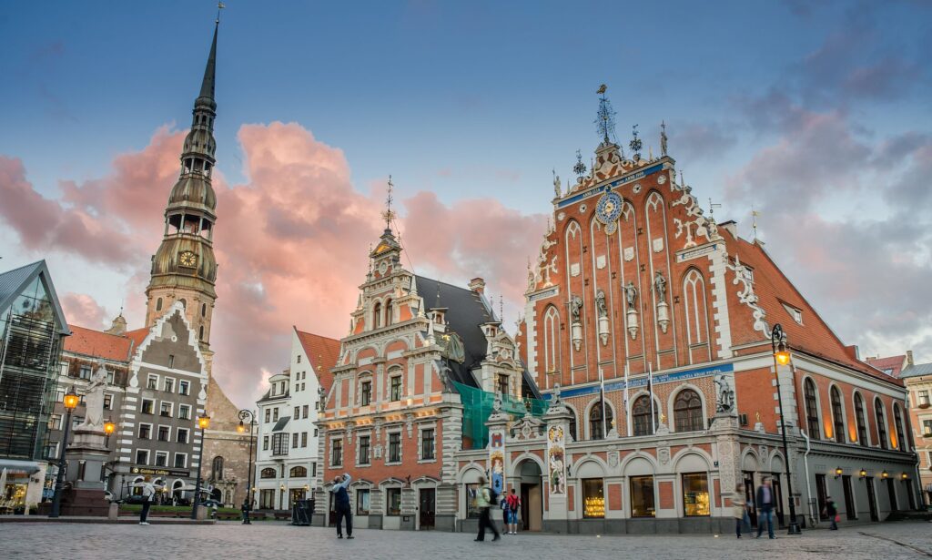 Centrul istoric al orașului Riga, inclus în lista UNESCO, este o atracție majoră pentru călătorii care caută o escapadă urbană cu o climă mai răcoroasă