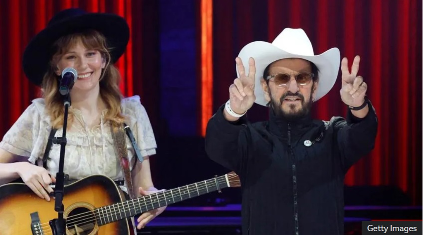 Ringo Starr, fotografiat alături de Molly Tuttle în timp ce își făcea debutul la faimoasa sală de concerte country din Nashville, The Grand Ole Opry, anul trecut