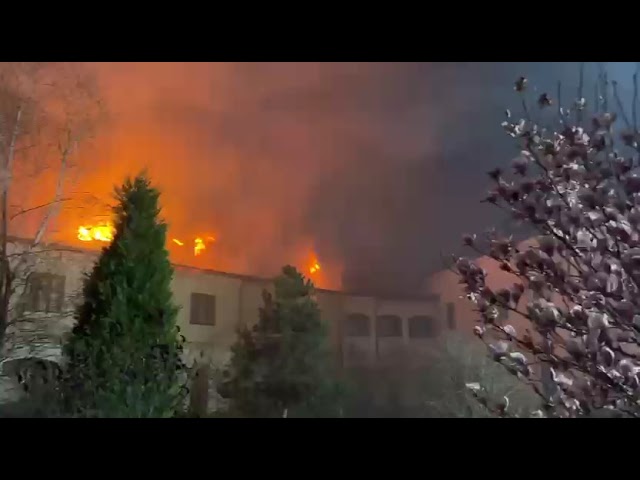 (VIDEO) Incendiu la Mănăstirea Bistrița: pompierii intervin de urgență pentru limitarea flăcărilor