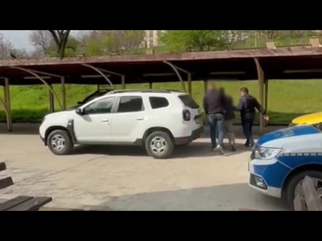 (VIDEO) Doi frați din Dolj, reținuți după ce au fugit de polițiști și au agresat un agent