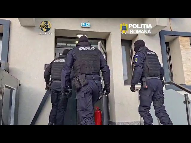 (VIDEO) Rețea de trafic de droguri destructurată în Gorj: 13 persoane reținute după 21 de percheziții