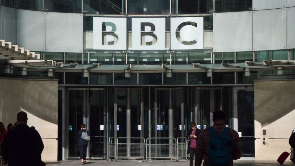 (VIDEO) BBC anunță până la 2.000 de concedieri, cea mai mare reducere de personal din ultimii 15 ani