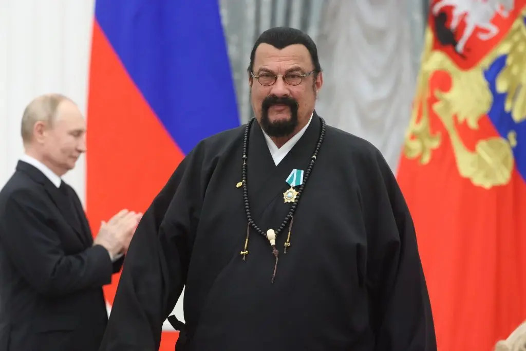 Steven Seagal, acuzat că a primit arme de la o rețea de contrabandă din Ucraina ocupată