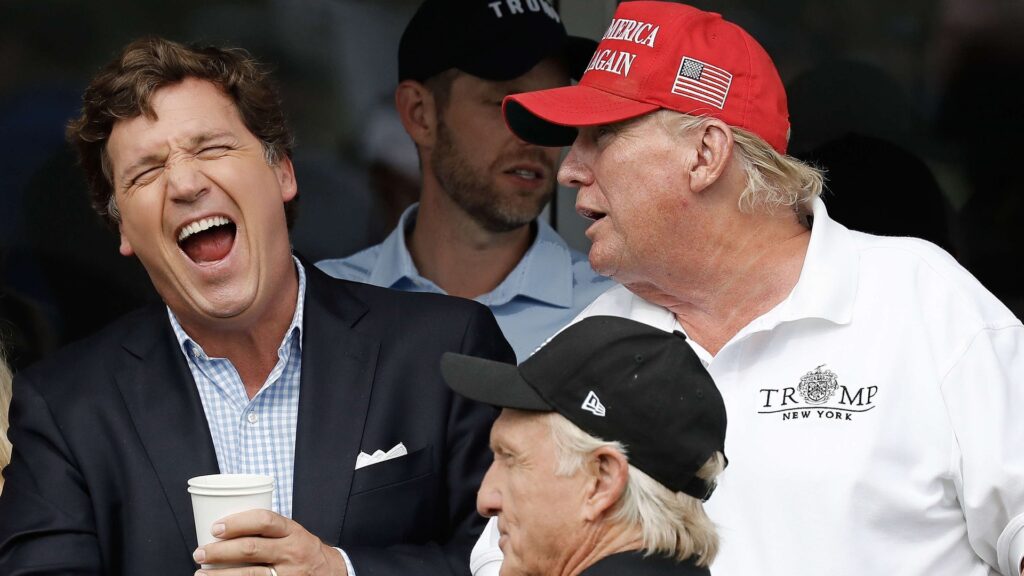 Donald Trump spune că Tucker Carlson este „prost“, după ce acesta a criticat o postare a președintelui