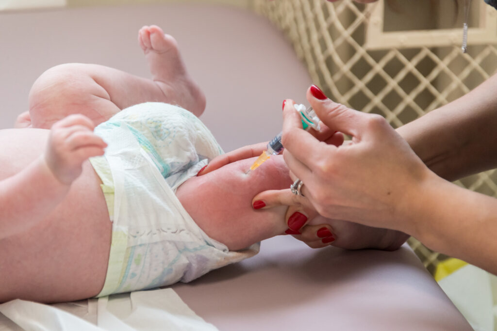 Tot mai puțini copii sunt vaccinați în România
