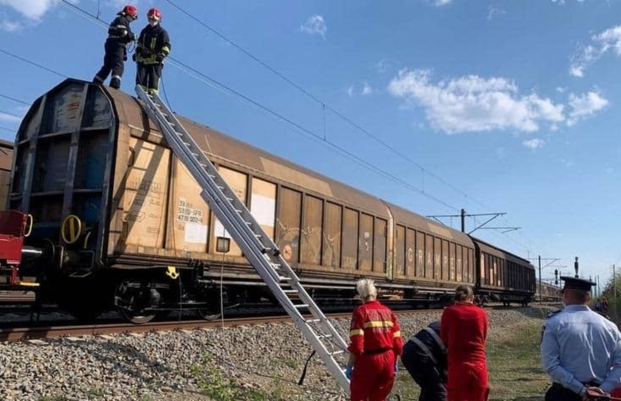 Un copil de 11 ani s-a electrocutat urcându-se pe un vagon cisternă