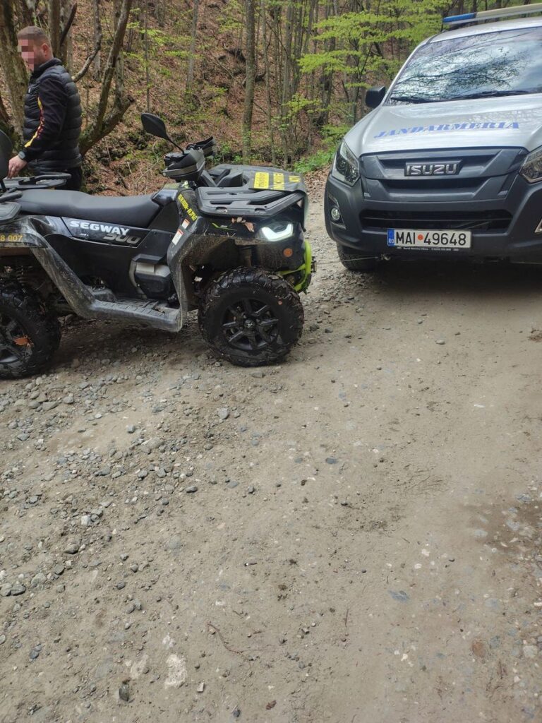 Vâlcea: Doi tineri au căzut cu ATV-ul într-un pârâu