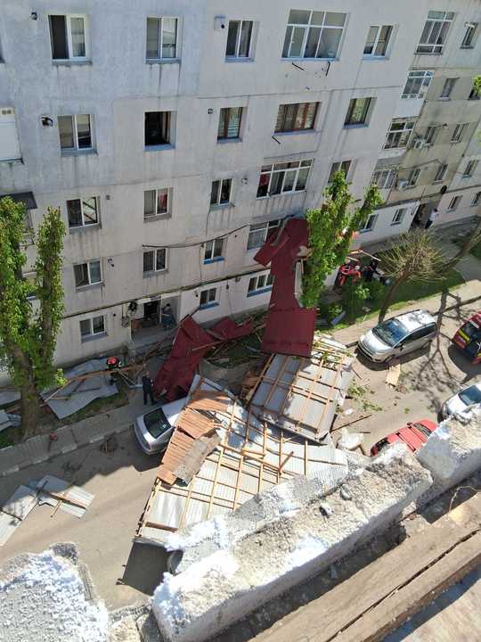 Tragedie la Huși: un bărbat a murit după ce un acoperiș smuls de vânt a căzut peste el