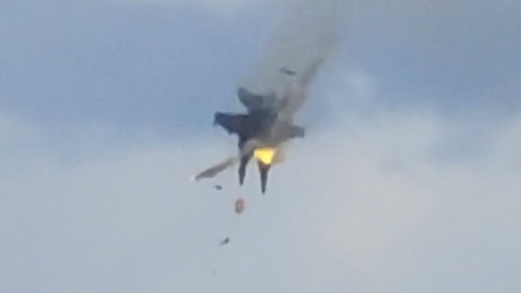 (VIDEO) Două avioane militare s-au ciocnit în timpul unui spectacol aviatic din SUA. Piloții s-au catapultat la timp