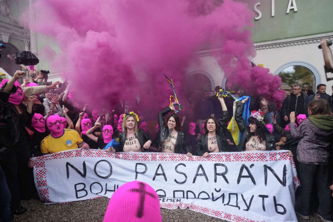 Mișcarea internațională a feminismului FEMEN și activiste Pussy Riot protestează împotriva participării Rusiei la expoziția de artă a Bienalei de la Veneția, pe 6 mai 2026, la Veneția