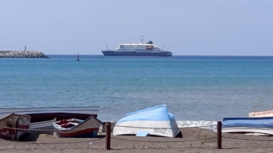 Nava de croazieră MV Hondius acostează în largul portului Capului Verde, deoarece pasagerilor nu li s-a permis să coboare nava, în timp ce autoritățile sanitare investigau cazurile suspecte de hantavirus la bordul navei, în portul Praia, Capul Verde, pe 4 mai 2026 (Reuters)