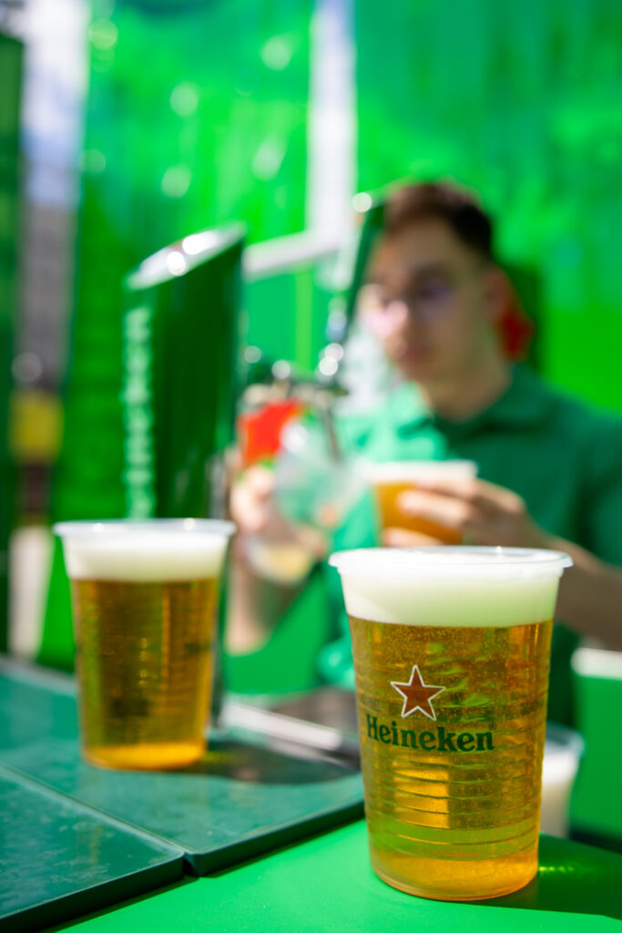 Heineken® House ajunge la Craiova: locul unde fanii au mai mulți prieteni și un weekend pe măsură