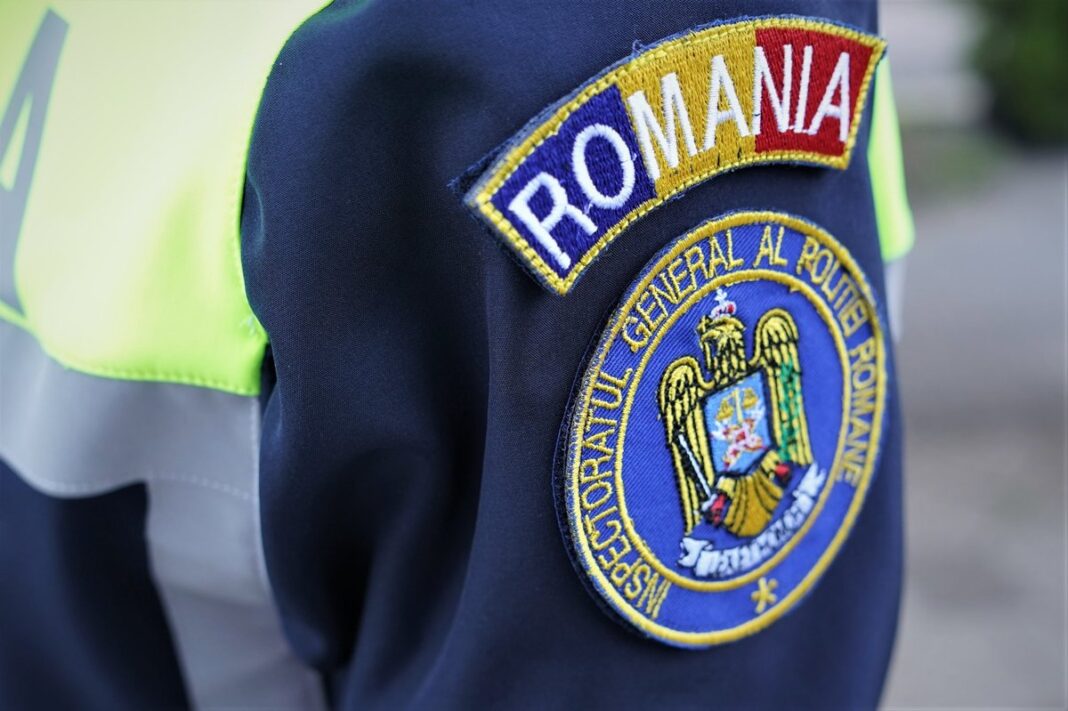 Tânăr acuzat că a bătut şi ameninţat cu un cuţit un adolescent de 16 ani, în curtea unei şcoli