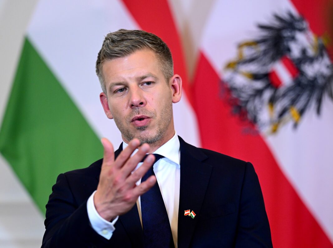 Péter Magyar a anunțat că își înjumătățește salariul 