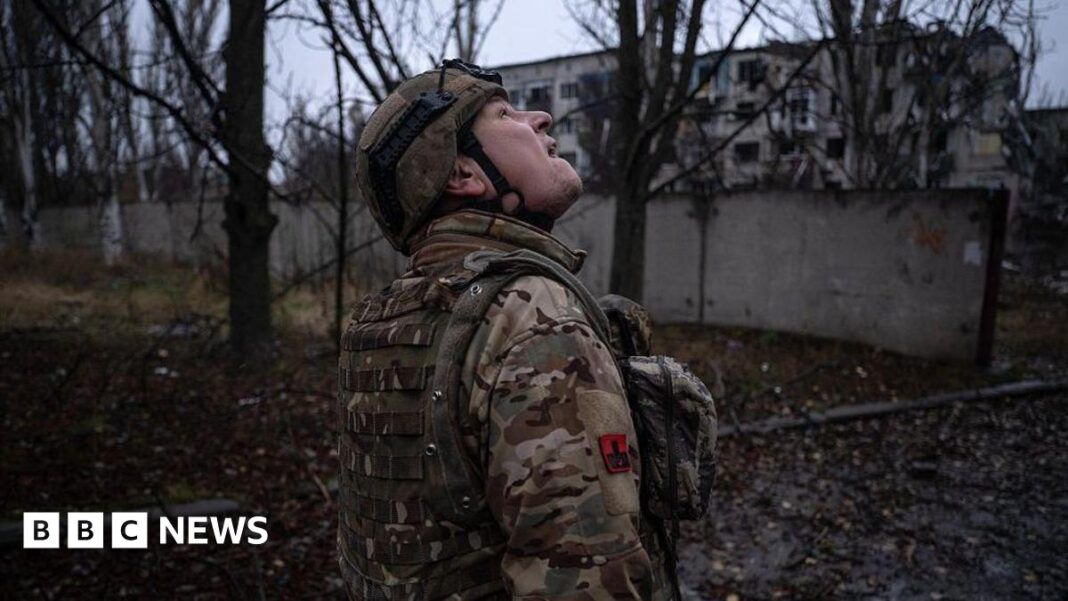 Un membru al brigăzii 93 verifică cerul în căutarea dronelor în orașul Kostyantynivka, aflat pe front